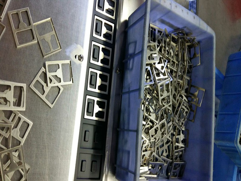 【鑫林成】洋白銅屏蔽罩用載帶包裝的一些細(xì)節(jié)問題注意事項(xiàng)